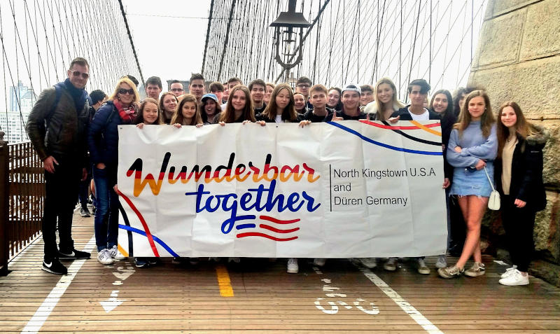 Eine Gruppe von Schüler*innen auf der Brooklyn Bridge